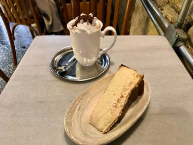 Local Viyana Wiener Melange kahveli San Sebastian Cheesecake kremalı ve Cafe Shop 'ta koyu acı çikolata soslu. Yemeye hazır..