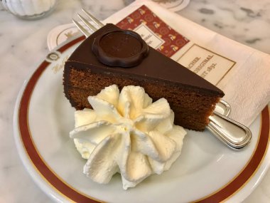 Viyana, Avusturya - 15 Ağustos 2019: Viyana 'daki Otel Sacher' da orijinal Sacher Torte Pastası. Yemeye hazır..