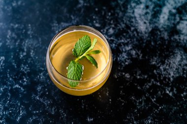 Nane Yaprakları İçmeye Hazır Ev Yapımı Geleneksel Sağlıklı Mayalanmış Çiğ Kombu Çayı. Organik İçecek.