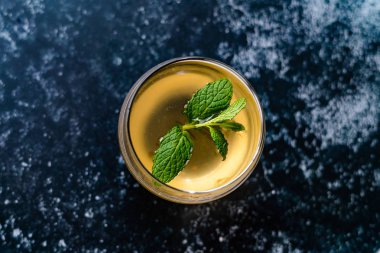 Nane Yaprakları İçmeye Hazır Ev Yapımı Geleneksel Sağlıklı Mayalanmış Çiğ Kombu Çayı. Organik İçecek.