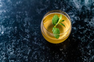 Nane Yaprakları İçmeye Hazır Ev Yapımı Geleneksel Sağlıklı Mayalanmış Çiğ Kombu Çayı. Organik İçecek.