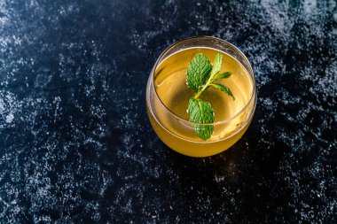 Nane Yaprakları İçmeye Hazır Ev Yapımı Geleneksel Sağlıklı Mayalanmış Çiğ Kombu Çayı. Organik İçecek.