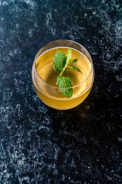 Nane Yaprakları İçmeye Hazır Ev Yapımı Geleneksel Sağlıklı Mayalanmış Çiğ Kombu Çayı. Organik İçecek.