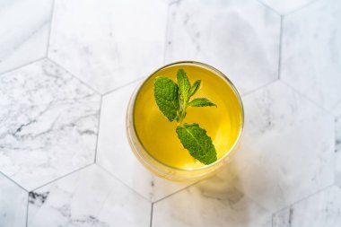 Nane Yaprakları İçmeye Hazır Ev Yapımı Geleneksel Sağlıklı Mayalanmış Çiğ Kombu Çayı. Organik İçecek.