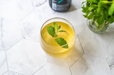 Nane Yaprakları İçmeye Hazır Ev Yapımı Geleneksel Sağlıklı Mayalanmış Çiğ Kombu Çayı. Organik İçecek.