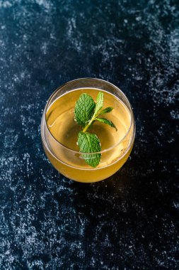 Nane Yaprakları İçmeye Hazır Ev Yapımı Geleneksel Sağlıklı Mayalanmış Çiğ Kombu Çayı. Organik İçecek.