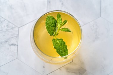 Nane Yaprakları İçmeye Hazır Ev Yapımı Geleneksel Sağlıklı Mayalanmış Çiğ Kombu Çayı. Organik İçecek.