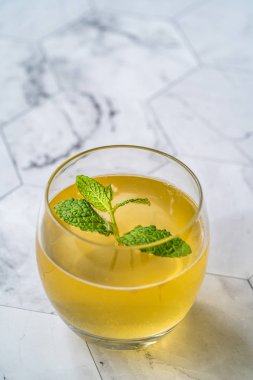 Nane Yaprakları İçmeye Hazır Ev Yapımı Geleneksel Sağlıklı Mayalanmış Çiğ Kombu Çayı. Organik İçecek.