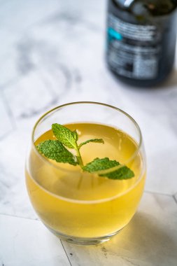 Nane Yaprakları İçmeye Hazır Ev Yapımı Geleneksel Sağlıklı Mayalanmış Çiğ Kombu Çayı. Organik İçecek.