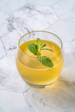 Nane Yaprakları İçmeye Hazır Ev Yapımı Geleneksel Sağlıklı Mayalanmış Çiğ Kombu Çayı. Organik İçecek.