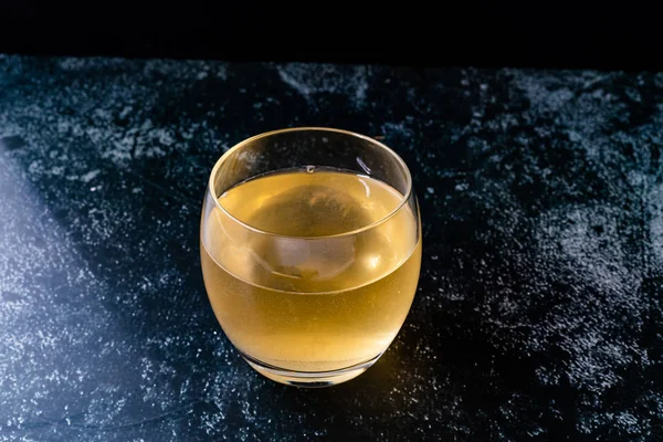自家製の伝統的な健康発酵生コムブチャ茶とミントの葉をグラスに入れて飲む準備ができています 有機飲料 — ストック写真