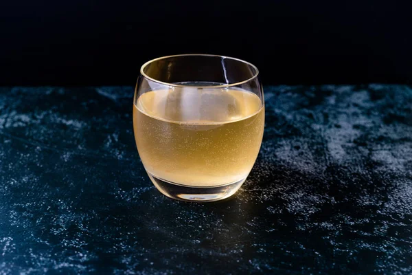 自家製の伝統的な健康発酵生コムブチャ茶とミントの葉をグラスに入れて飲む準備ができています 有機飲料 — ストック写真