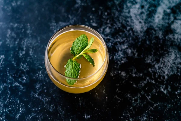 Nane Yaprakları İçmeye Hazır Ev Yapımı Geleneksel Sağlıklı Mayalanmış Çiğ Kombu Çayı. Organik İçecek.