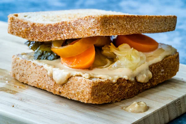 2012 Organic Healthy Homemade Peanut Butter Pickle Sandwich Wooden Board — 스톡 사진