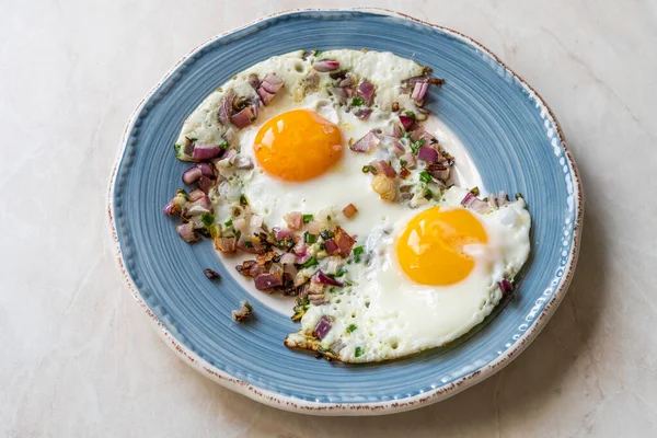 Sunny Side Fried Eggs Mit Roten Zwiebeln Und Schnittlauch Zum — Stockfoto