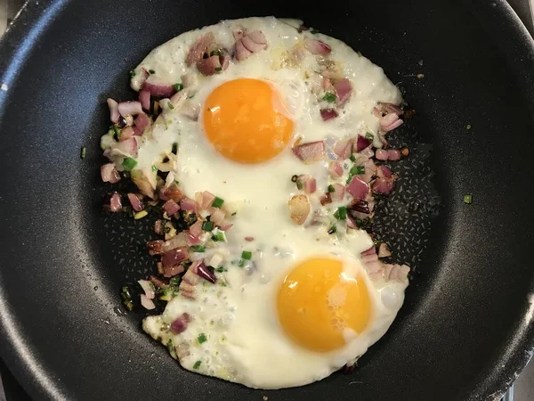 Œufs Friture Latéraux Ensoleillés Dans Une Casserole Avec Oignons Rouges — Photo