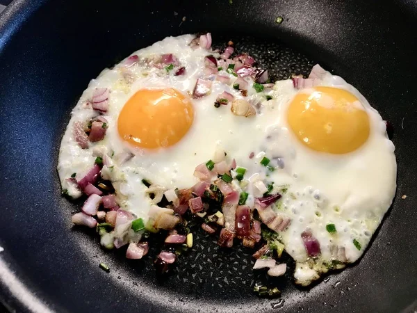 Œufs Friture Latéraux Ensoleillés Dans Une Casserole Avec Oignons Rouges — Photo