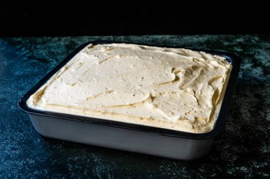 Kare kalıpta çikolatalı fıstık ezmeli kek Brownie. Organik Sağlıklı Tatlı.