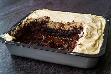 Kare kalıpta çikolatalı fıstık ezmeli kek Brownie. Organik Sağlıklı Tatlı.