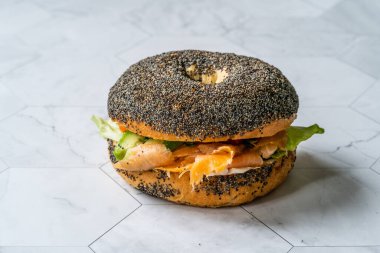 Somonlu bagel sandviçi, krem peynirli ve haşhaş tohumlu. Organik Sağlıklı Fast Food.