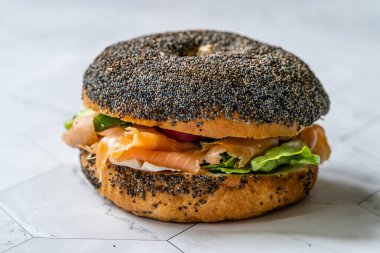 Somonlu bagel sandviçi, krem peynirli ve haşhaş tohumlu. Organik Sağlıklı Fast Food.