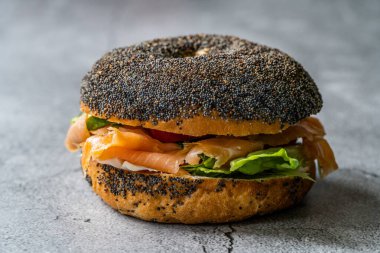 Somonlu bagel sandviçi, krem peynirli ve haşhaş tohumlu. Organik Sağlıklı Fast Food.