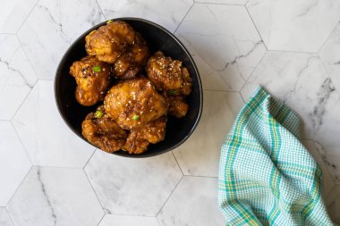 Karnabahar Tempura / Fas usulü kızarmış çiçek. Susam tohumlu sağlıklı organik vejetaryen yemeği. Organik Gıda.