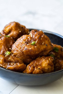 Karnabahar Tempura / Fas usulü kızarmış çiçek. Susam tohumlu sağlıklı organik vejetaryen yemeği. Organik Gıda.