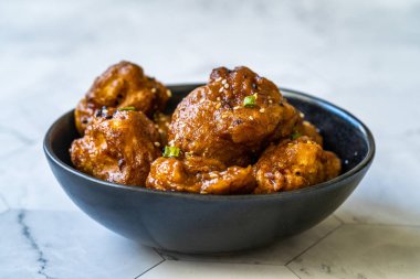 Karnabahar Tempura / Fas usulü kızarmış çiçek. Susam tohumlu sağlıklı organik vejetaryen yemeği. Organik Gıda.