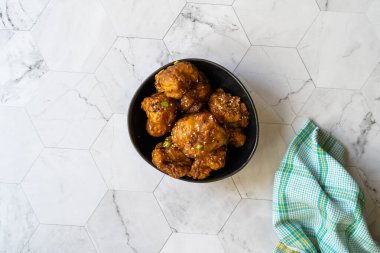 Karnabahar Tempura / Fas usulü kızarmış çiçek. Susam tohumlu sağlıklı organik vejetaryen yemeği. Organik Gıda.