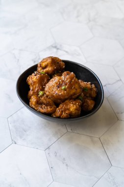 Karnabahar Tempura / Fas usulü kızarmış çiçek. Susam tohumlu sağlıklı organik vejetaryen yemeği. Organik Gıda.