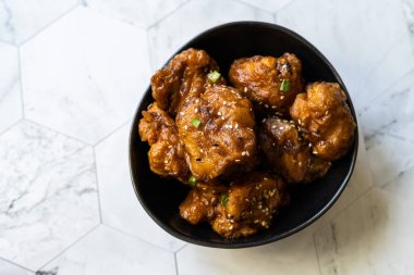 Karnabahar Tempura / Fas usulü kızarmış çiçek. Susam tohumlu sağlıklı organik vejetaryen yemeği. Organik Gıda.