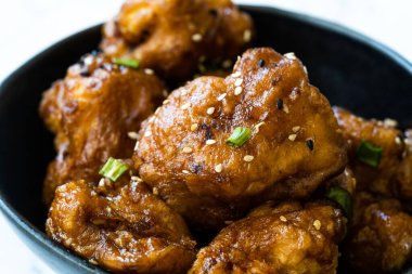 Karnabahar Tempura / Fas usulü kızarmış çiçek. Susam tohumlu sağlıklı organik vejetaryen yemeği. Organik Gıda.