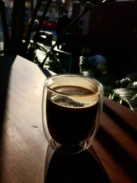 Bicchiere Parete Doppia Faccia Americano Caffè Tavolo Legno Giardino Pronto — Foto Stock