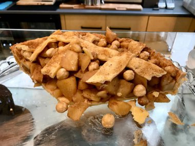 Fındıklı dilimlenmiş elmalı turta. Organik Ev Yapımı Tatlısı.