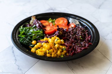 Siyah pirinç, Kale, Kiraz Domatesli, Kale ve Yasak Pirinç ile bezelye salatası. Ev yapımı organik sağlıklı yiyecek..