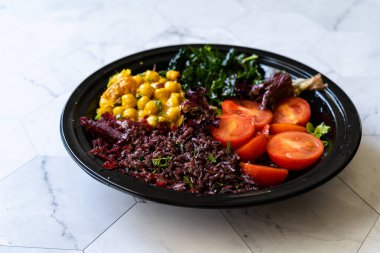 Turmerik Nohut, Kale, Kiraz Domatesli, Yasak Pirinç veya Oryza Sativa ile sağlıklı Siyah Pirinç Salatası. Ev yapımı organik gıdalar..