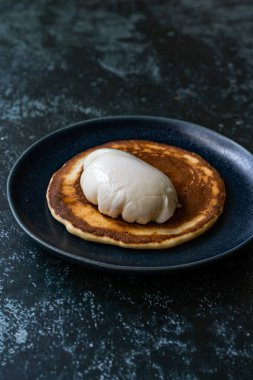 Kahvaltı için tabakta krepli haşlanmış yumurta. Sağlıklı Organik Gıda.