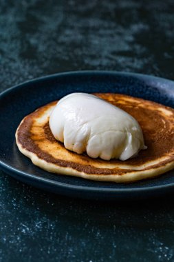 Kahvaltı için tabakta krepli haşlanmış yumurta. Sağlıklı Organik Gıda.