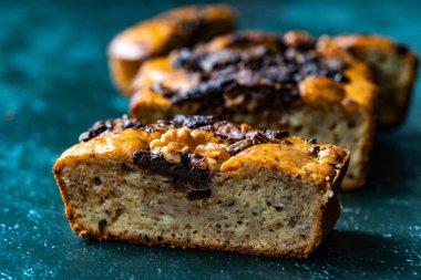 Ev yapımı organik sağlıklı muzlu kek dilimleri çikolata parçaları ve cevizli. Yemeye hazır..