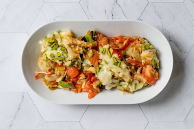 Shawarma Düz Ekmekli Sebze Kebabı Pistachios, Patlıcan / Patlıcan, Peynir, Domates ve Yeşil Biber. Kebap. Sağlıklı Organik Gıda.