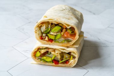 Pistachios, Patlıcan / Patlıcan, Peynir, Domates ve Yeşil Biberli Sebze Kebabı. Kebap. Sağlıklı Organik Gıda.