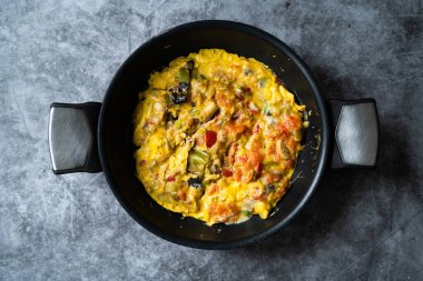Patlıcan, sebze ve peynirli sağlıklı organik omlet Pan / Patlıcan Omleti. Ev yapımı Biçim.