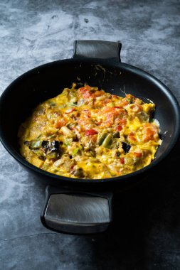 Patlıcan, sebze ve peynirli sağlıklı organik omlet Pan / Patlıcan Omleti. Ev yapımı Biçim.