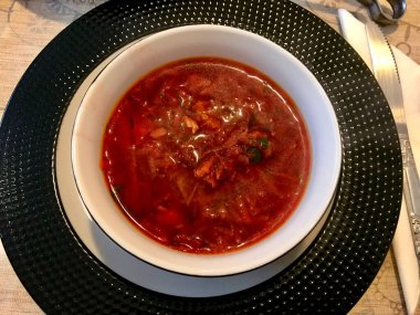 Geleneksel Rus pancar çorbası genellikle ekşi krema, peynir ya da yoğurt ile servis edilir. Sağlıklı Organik Gıda.