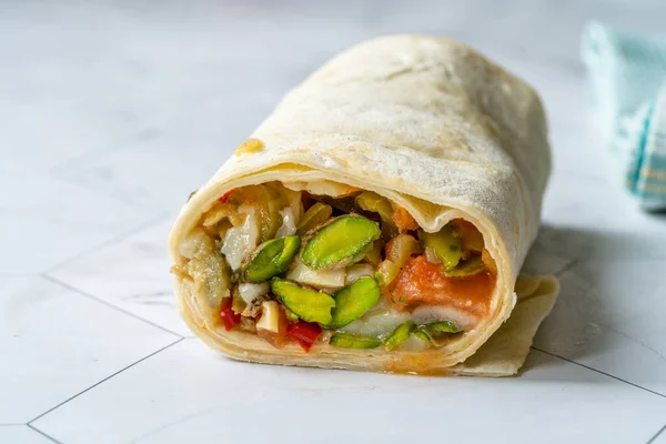 Veggie Kebab Shawarma Con Pistachos Berenjena Berenjena Queso Tomates Pimiento — Foto de Stock