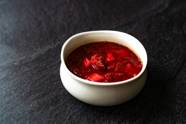 Geleneksel Rus pancar çorbası genellikle ekşi krema, peynir veya yoğurt / borç pancarı ile servis edilir. Organik Sağlıklı Yemek.