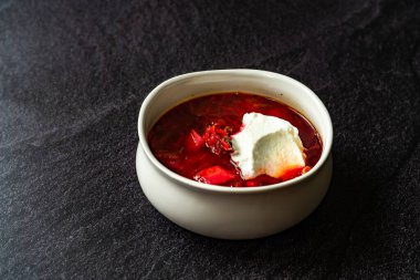 Geleneksel Rus pancar çorbası genellikle ekşi krema, peynir veya yoğurt / borç pancarı ile servis edilir. Organik Sağlıklı Yemek.