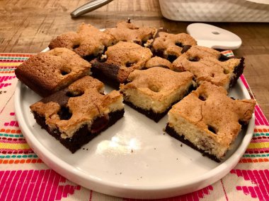 Ev yapımı kare mermer kek dilimleri ve böğürtlen. Organik Tatlı.
