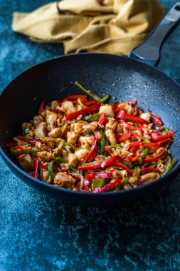 Wok 'ta ev yapımı Baharatlı Tavuk / Ejderha Tavuğu. Geleneksel Asya Tabağı.